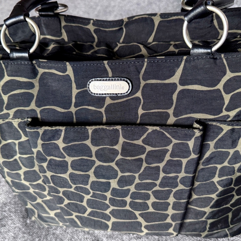 Giraffe print Baggallini Tote